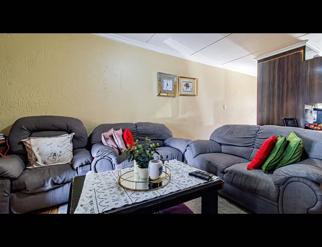 3 BEDROOM TOWNHOUSE FOR SALE IN MULBARTON
